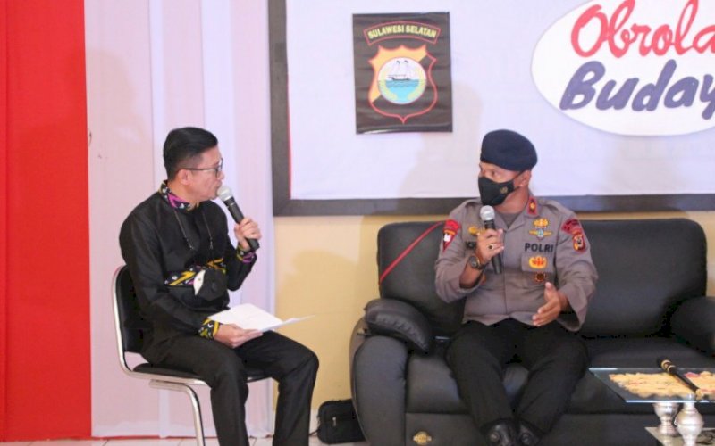 DIALOG. Danyon C Pelopor Satbrimob Polda Sulsel, Kompol Nur Ichsan bersama grup musik Tenribetta Perkusi tampil dalam program acara Dialog Budaya dan Live Musik salah satu radio Makassar, Senin (8/3/2021). foto: humas brimob bone