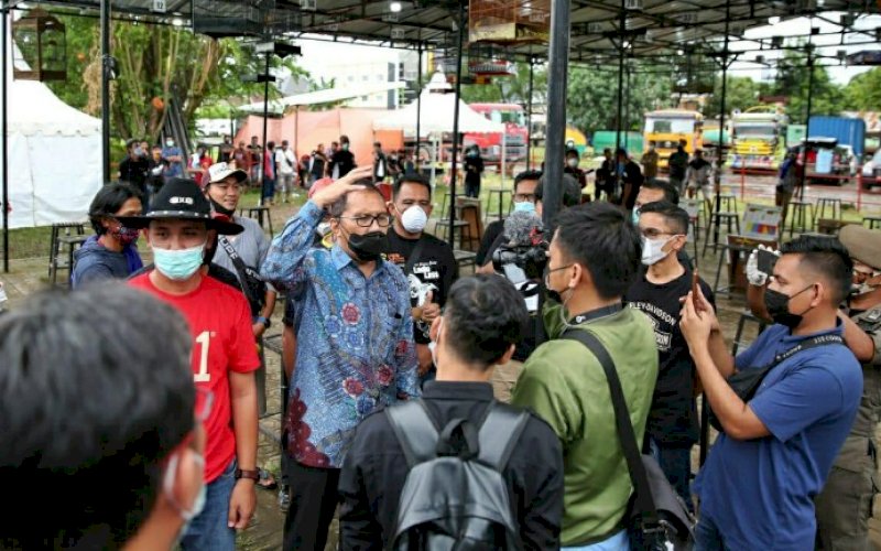 KONTES. Wali Kota Makassar, Moh Ramdhan Pomanto, membuka kontes burung berkicau yang diadakan Komunitas Ladu Lasa Bird Club di arena Lapangan Toddopuli, Eks Terminal Toddopuli, Minggu (7/3/2021). foto: humas pemkot makassar