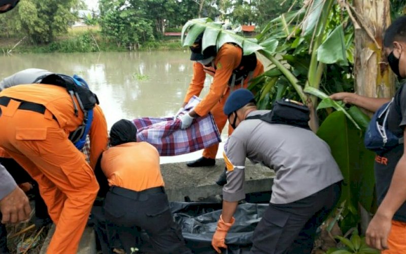 EVAKUASI. Tim SAR Gabungan Kabupaten Bone berhasil mengevakuasi korban tenggelam di Sungai Walannae, Kecamatan Ajangale Kabupaten Bone, Kamis (4/3/2021) pagi. foto: humas brimob bone
