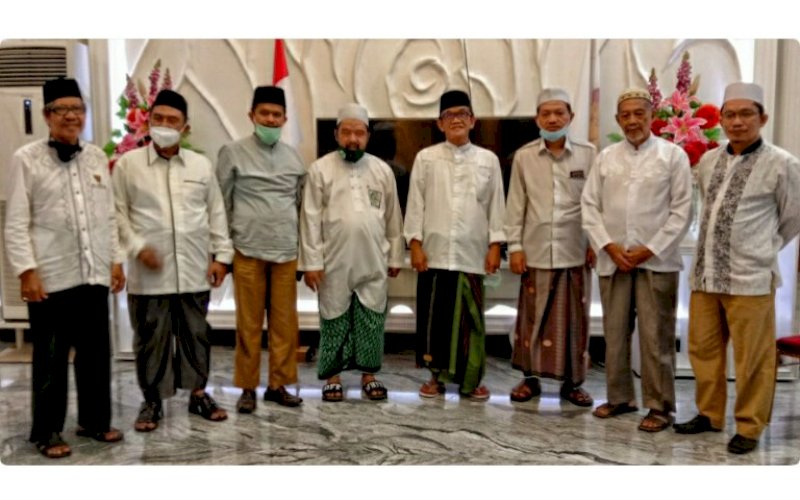SILATURAHMI. Pengurus IPIM Sulsel dipimpin Ketua KH Masykur Yusuf foto bersama anggota DPR RI H La Tinro La Tunrung usai melangsungkan silaturahmi menyambut bulan suci Ramadan di kediaman pribadinya Kompleks Perumahan IDI, Jl Topas Raya, Kota Makassar, Senin (29/3/2021) malam. foto: istimewa