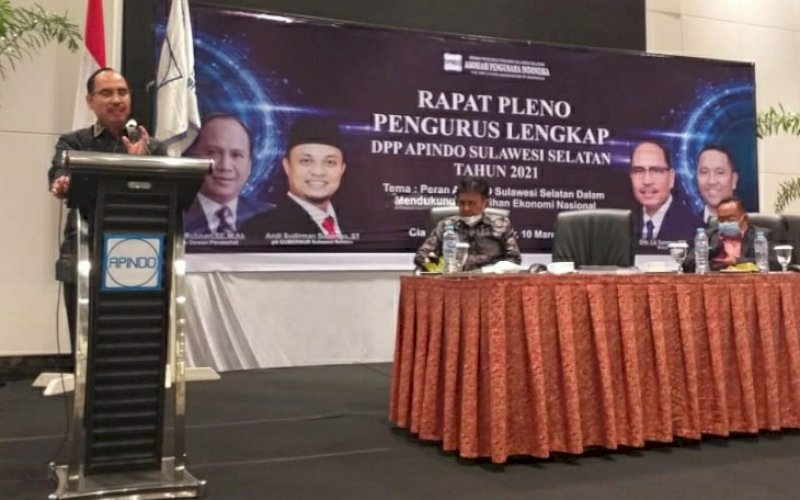 BERI ARAHAN. Ketua DPP Apindo Sulsel, La Tunreng, mengatakan, memberikan arahan pada Rapat Pleno Pengurus Lengkap DPP Apindo Sulsel Tahun 2021 di Claro Hotel Makassar, Rabu (10/3/2021). foto: doelbeckz/pluz.id