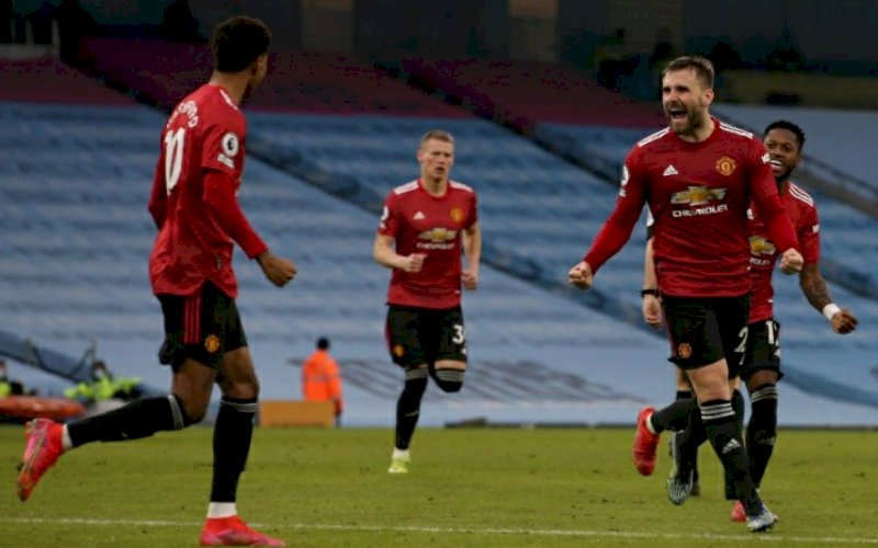 SELEBRASI. Luke Shaw (kanan) bersama rekan-rekannya merayakan gol yang dicetak saat mengalahkan Manchester City 2-0 dalam lanjutan Liga Inggris di Etihad Stadium, Senin (8/3/2021) dini hari WITA. foto: twitter @manutd