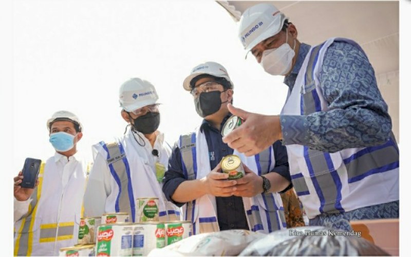 EKSPOR. Mendag Muhammad Lutfi, Mentan Syahrul Yasin Limpo, dan Menteri BUMN Erick Thohir, serta Gubernur Jatim Khofifah Indar Parawansa melepas ekspor produk pertanian di Teluk Lamong, Surabaya, Jatim, Jumat (12/03/2021). foto: humas kemendag