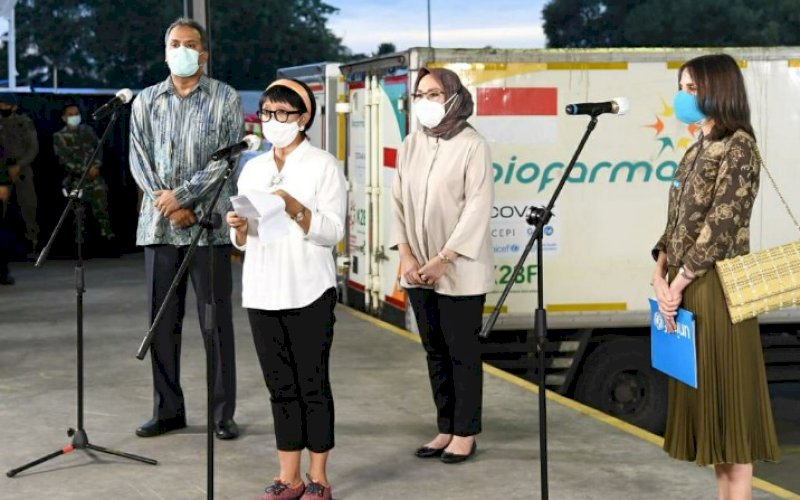SAMBUTAN. Menlu, Retno LP Marsudi,&nbsp; memberikan keterangan pers menyambut ketibaan vaksin AstraZeneca di Bandar Udara Soekarno Hatta, Tangerang, Banten, Senin (8/3/2021) sore. foto: biro pers setpres