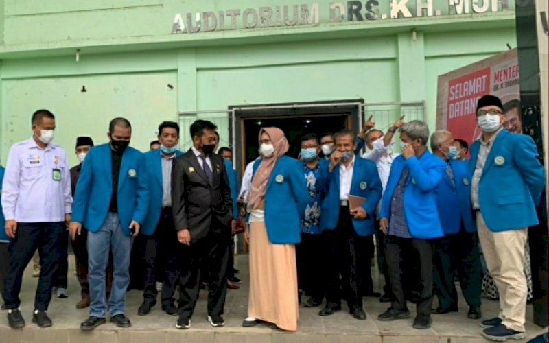 KUNJUNGAN. Rektor UIM DR Ir Hj Andi Majdah M Zain MSi didampingi Kabag Humas dan Kerja Sama UIM dr Wachyudi Muchsin SH MKes bersama seluruh civitas akademik UIM saat menyambut Menteri Pertanian Syahrul Yasin Limpo (SYL) di Kampus UIM, Rabu (17/3/2021). foto: humas uim