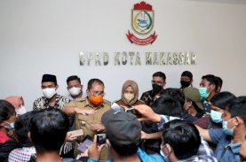 Banjir Makassar, Danny-Fatma Berbagi Tugas Bantu Warga