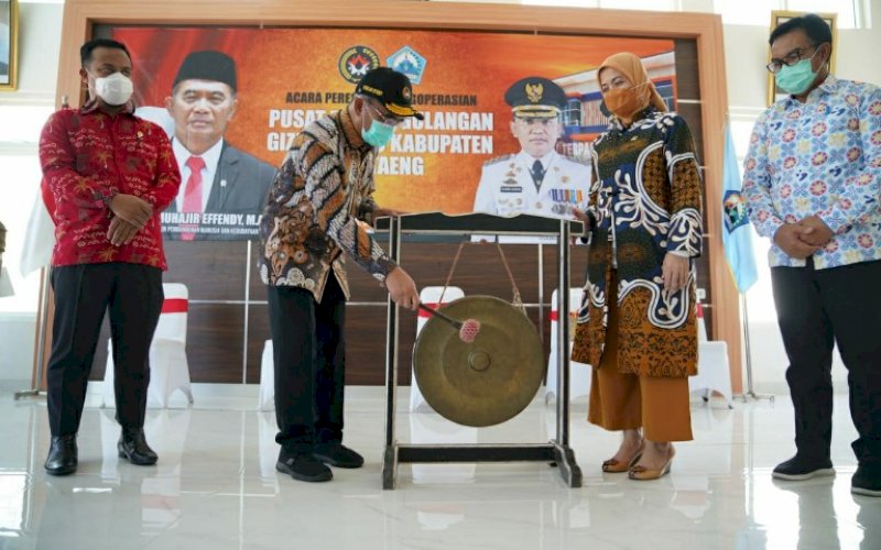 PERESMIAN. Menko Bidang PMK Republik Indonesia Muhadjir Effendy didampingi Plt Gubernur Sulsel Andi Sudirman Sulaiman meresmikan pengoperasian gedung Pusat Penanggulangan Gizi Terpadu Kabupaten Bantaeng, yang terletak di Desa Lumpangang, Kecamatan Pa'jukukang, Selasa (2/3/2021). foto: humas pemprov sulsel