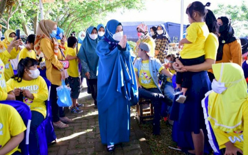 PKK PEDULI. Wakil Ketua TP PKK Provinsi Sulsel, Naoemi Octarina, melihat langsung aktivitas kegiatan pendidikan keterampilan bermain di alam yang diikuti anak down syndrome dan anak prasejahtera di Imperata Garden, Mal Phinisi Pipo Makassar, Senin (22/3/2021). foto: humas pemprov sulsel