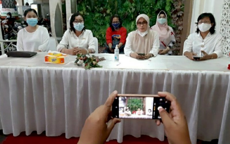 PERNYATAAN SIKAP. Ketua FPPM, Nurfajri Fadeli Luran (kedua kanan), bersama perwakilan pemimpin perempuan lintas agama saat memberikan keterangan resmi dan pernyataan sikap di Gedung Islamic Center IMMIM, Minggu (28/3/2021). foto: doelbeckz/pluz.id