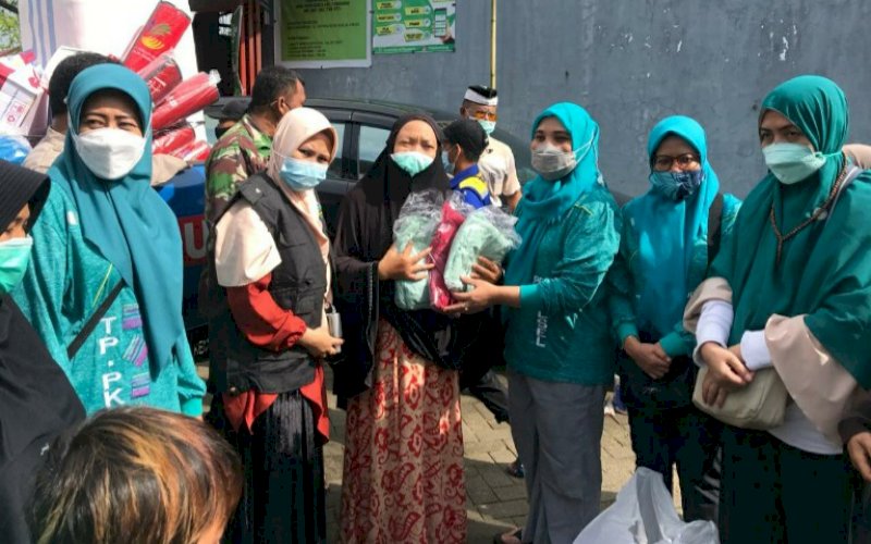 BERI BANTUAN. Tim Penggerak PKK Provinsi Sulsel turut menyambangi dan menyalurkan bantuan kepada pengungsi korban banjir di Kota Makassar, Kamis (11/3/2021). foto: humas pemprov sulsel