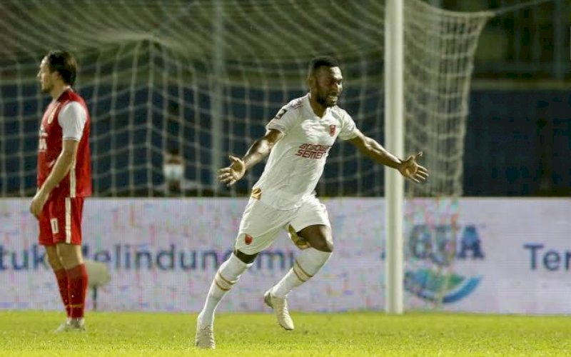 SELEBRASI. Pemain PSM Makassar, Patrich Wanggai, melakukan selebrasi usai mencetak gol saat PMS mempermalukan Persija Jakarta dengan skor 2-0 pada laga pembuka Grup B Piala Menpora 2021 di Stadion Kanjuruhan Malang, Senin (22/3/2021). foto: istimewa