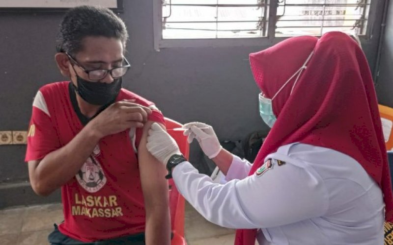 DIVAKSIN. Salah satu pedagang Pasar Pannampu disuntik vaksin Covid-19, Rabu (24/3/2021). foto: humas pd pasar makassar raya