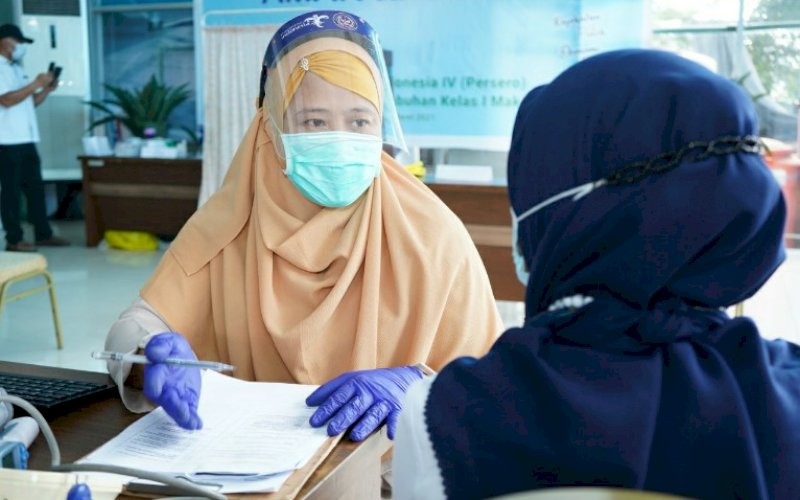 VAKSIN. PT Pelindo IV (Persero) bekerja sama dengan Kementerian Kesehatan RI dan Kantor Kesehatan Pelabuhan (KKP) Kelas I Makassar melakukan suntik vaksin Covid-19 tahap pertama kepada seluruh direksi, pejabat, dan karyawan, Senin (8/3/2021). foto: humas pelindo IV&nbsp;