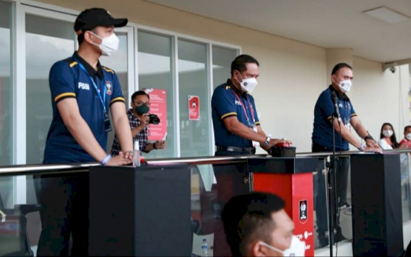 PEMBUKAAN. Pembukaan turnamen pra musim Piala Menpora 2021 telah dimulai. Menpora RI Zainudin Amali menandai pembukaan dengan penekanan tombol sirine bersama Ketua Umum PSSI Mochamad Iriawan dan Wali Kota Solo Gibran Rakabuming Raka di Stadion Manahan, Solo, Minggu (21/3/2021). foto: humas kemenpora