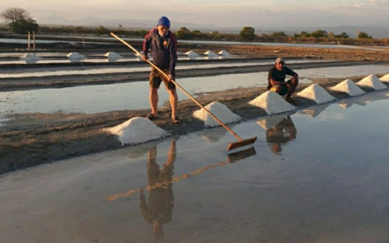 GARAM. Aktivitas petani garam di Jeneponto. foto: humas pemkot makassar