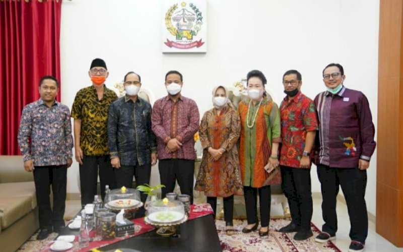 SILATURAHMI. Plt Gubernur Sulsel Andi Sudirman Sulaiman menerima kunjungan silaturahmi Ketua DPP Apindo Sulsel La Tunreng bersama rombongan di Rumah Jabatan Wakil Gubernur Sulsel, di Kota Makassar, Rabu (10/3/2021). foto: humas apindo sulsel