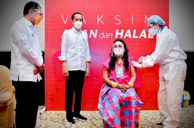 Presiden Tinjau Vaksinasi Massal Bagi para Guru di Makassar