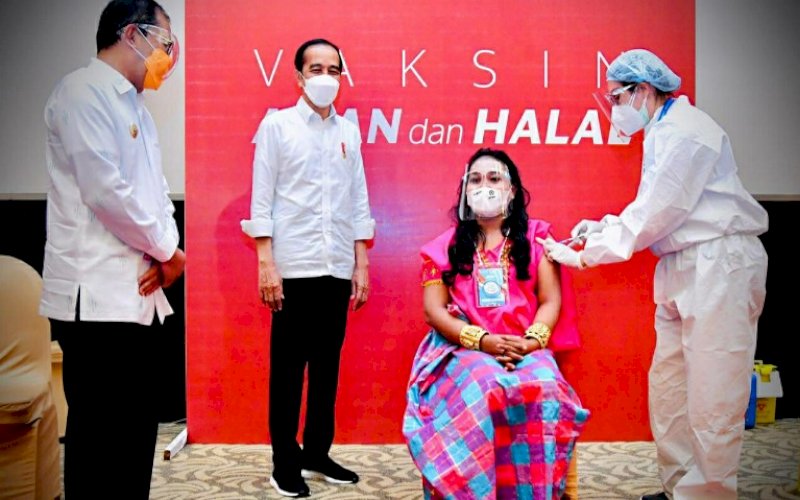 TINJAU VAKSINASI. Presiden Joko Widodo bersama Wali Kota Makassar Moh Ramdhan Pomanto mendampingi seorang guru di Kota Makassar yang hendak menerima suntikan dosis vaksinasi di Ballroom Hotel Dalton, Kota Makassar, Kamis (18/3/2021). foto: bpmi setpres