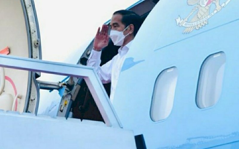 KUNJUNGAN KERJA. Presiden Joko Widodo bertolak menuju Provinsi Sulsel dari Pangkalan TNI AU Halim Perdanakusuma, Jakarta, Kamis (18/3/2021). foto: bpmi setpres