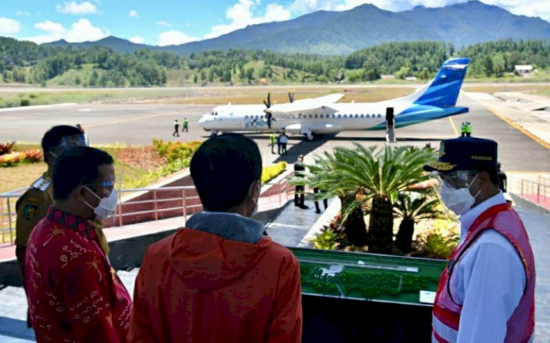 PERESMIAN. Presiden Joko Widodo melihat pemandangan yang tersaji di sekitar landasan pacu Bandara Toraja. Tampak dalam foto ialah pesawat ATR 72-600 yang ditumpangi Presiden untuk menuju bandara tersebut, Kamis (18/3/2021). foto: bpmi setpres