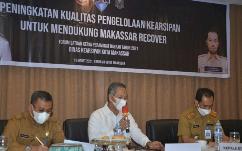 KEARSIPAN. Ketua Tim Transisi lPemkot Makassar, Prof Yusran Jusuf (tengah) menjadi pemateri pada kegiatan peningkatan kualitas pengelolaan kearsipan untuk mendukung Makassar Recover di Hotel Arthama Makassar, Senin (15/3/2021). foto: pemkot makassar