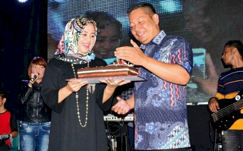 ULTAH. Rusdi Masse dan istri Fatmawati Rusdi saat merayakan momen ulang tahun, beberapa tahun lalu, sebelum pandemi Covid-19. foto: istimewa