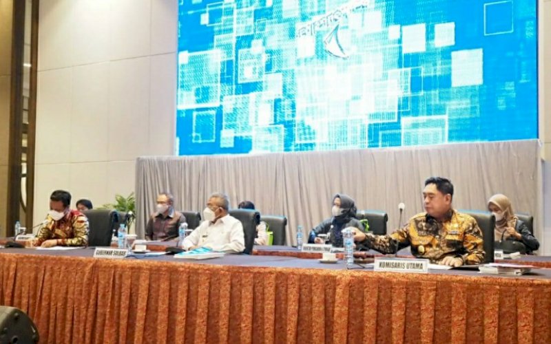 RUPS. Plt Gubernur Sulsel Andi Sudirman Sulaiman (kiri) dan Sekda Provinsi Sulsel Abdul Hayat Gani (kanan) menghadiri RUPS Bank Sulselbar di Phinisi Ballroom Claro Hotel Makassar, Jumat (26/3/2021). foto: humas pemprov sulsel