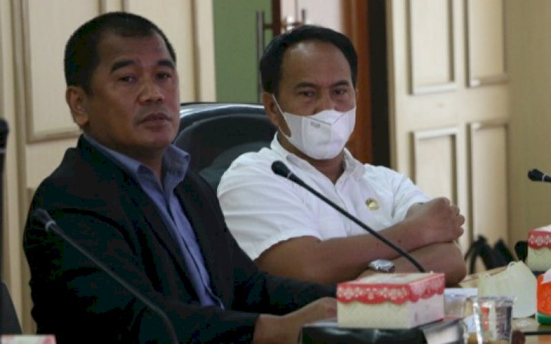 TERIMA KUNJUNGAN. Anggota DPRD Provinsi Sulsel Rahman Pina dan Saharuddin (kanan) saat menerima kunjungan Komisi II DPRD Kabupaten Enrekang bersama empat kepala desa di wilayah Enrekang bagian Utara, Rabu (24/3/2021). foto: istimewa