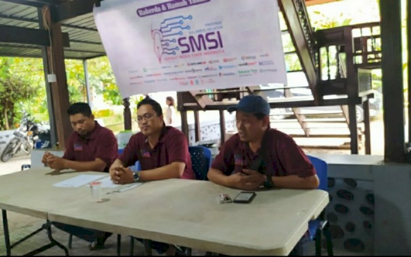RAKERDA SMSI. Ketua SMSI Sulsel, Rasid Alfarizi (kanan), saat membuka Rakerda dan Ramah Tamah SMSI Sulsel yang digelar di Kebun Satwa Bontomarannu, Gowa, Minggu,&nbsp; (28/3/2021). foto: smsi sulsel