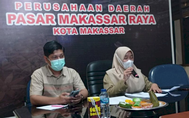 KOORDINASI. Direktur Operasional PD Pasar Makassar Raya, Saharuddin Ridwan (kiri), saat menggelar rapat koordinasi bersama Dinas Kesehatan Kota Makassar dan jajaran Kepala Pasar di Kantor PD Pasar Makassar Raya, Selasa (2/3/2021). foto: humas pd pasar makassar raya
