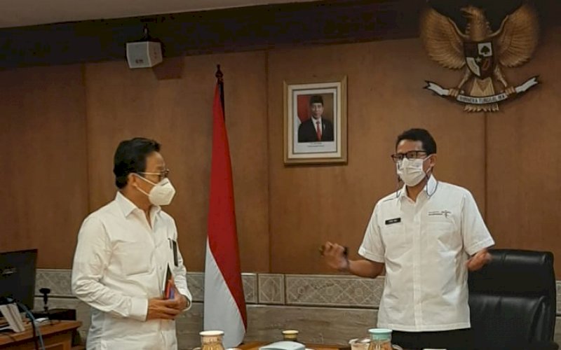 RAPAT. Menteri Pariwisata dan Ekonomi Kreatif (Menparekraf) Sandiaga Salahuddin Uno (kanan) saat melakukan rapat bersama Direktur Utama PT Sucofindo (Persero) Bachder Djohan Buddin di Kantor Kemenparekraf, Jakarta, Senin (1/2/2021). foto: humas sucofindo