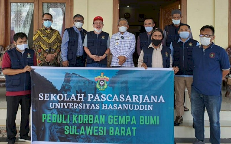 PEDULI. Perwakilan IKA Magister Ilmu Biomedik Sekolah Pascasarjana Unhas bersama tim bencana SPs Unhas menyalurkan bantuan untuk korban gempa tiba di Mamuju disambut Gubernur Sulbar, Ali Baal Masdar, Jumat (5/3/2021). foto: istimewa