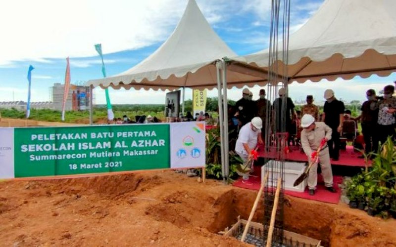 GROUND BREAKING. Seremoni peletakan batu pertama (ground breaking) Sekolah Dasar Islam Al Azhar (SDIA) 68 di kawasan Summarecon Mutiara Makassar (SMM), Kamis (18/3/2021). foto: humas smm