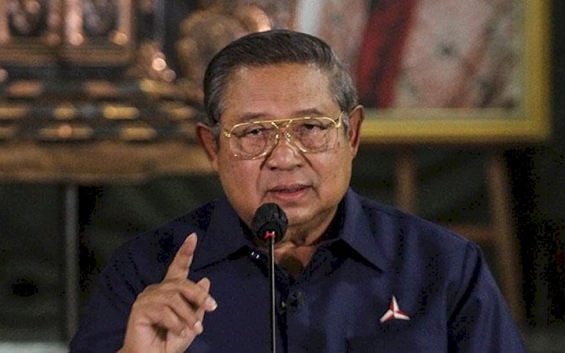 BERI KETERANGAN. Ketua Majelis Tinggi Partai Demokrat, Susilo Bambang Yudhoyono (SBY), saat konfrensi pers di kediamannya, Cikeas, Bogor, Jawa Barat, Jumat (5/3/2021) malam. foto: istimewa