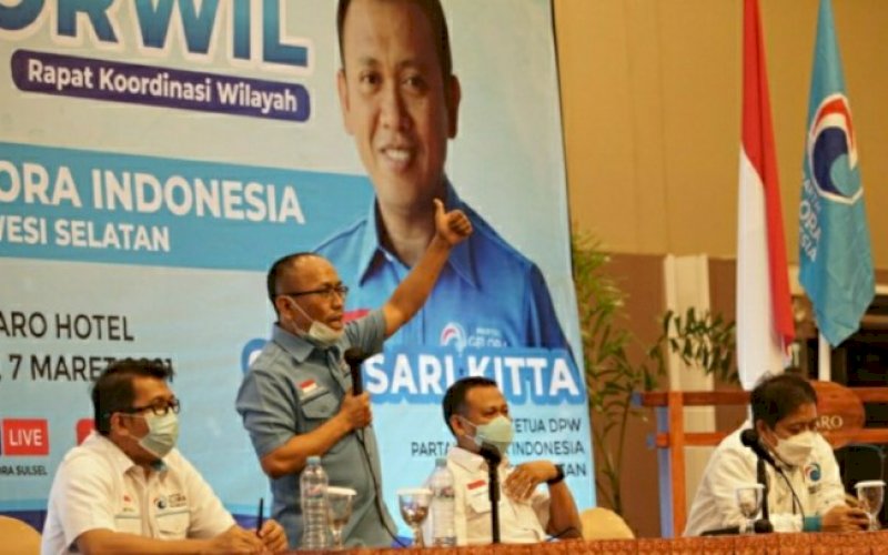 RAKORWIL. Sekretaris Umum Partai Gelora Sulsel Mudzakkir Ali Djamil (berdiri) saat mendampingi Ketua DPW Gelora Sulsel Syamsari Kitta (ketiga kiri) berbicara dalam Rakorwil Partai Gelora Sulsel di Claro Hotel Makassar, Minggu&nbsp;(7/3/2021) lalu. foto: gelora sulsel
