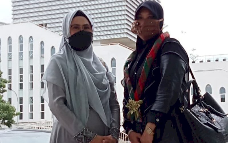 Pemilik Pondok Pesantren Al Ashriyyah Nurul Iman Islamic Boarding School Ummi Waheeda (kanan) bersama Rektor UIM DR Ir Hj A Majdah M Zain MSi. foto: humas uim