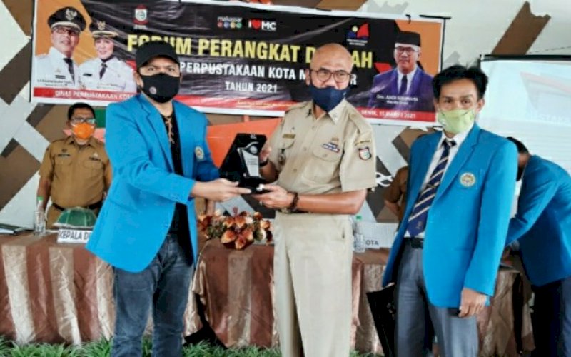 MOU. Kabag Humas dan Kerja Sama UIM dr Wachyudi Muchsin SH MKes mewakili Rektor UIM DR Ir Hj A Majdah M Zain MSi disaksikan Dekan Fakultas Sastra dan Humaniora UIM Muh Fihris Khalik SS MA PhD menandatangani MoU, MoA, dan IA dengan Kepala Dinas Perpustakaan Kota Makassar Andi Siswanta A Attas di New Makassar Seafood, Senin (15/3/2021). foto: doelbeckz/pluz.id
