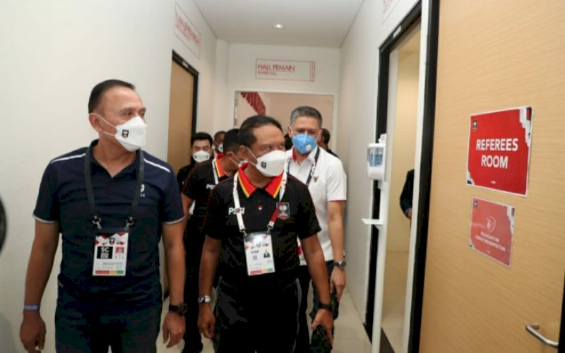 MENINJAU. Menpora RI Zainudin Amali bersama Ketua Umum PSSI Mochamad Iriawan datang meninjau Stadion Manahan, Minggu (21/3/2021). foto: humas kemenpora