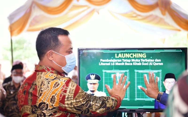 LAUNCHING. Plt Gubernur Sulsel, Andi Sudirman Sulaiman, melaunching pembelajaran tatap muka terbatas SMA/SMK/SLB di SMA Negeri 21 Makassar, Jl Tamalanrea Raya, Kota Makassar, Jumat (9/4/2021). foto: humas pemprov sulsel