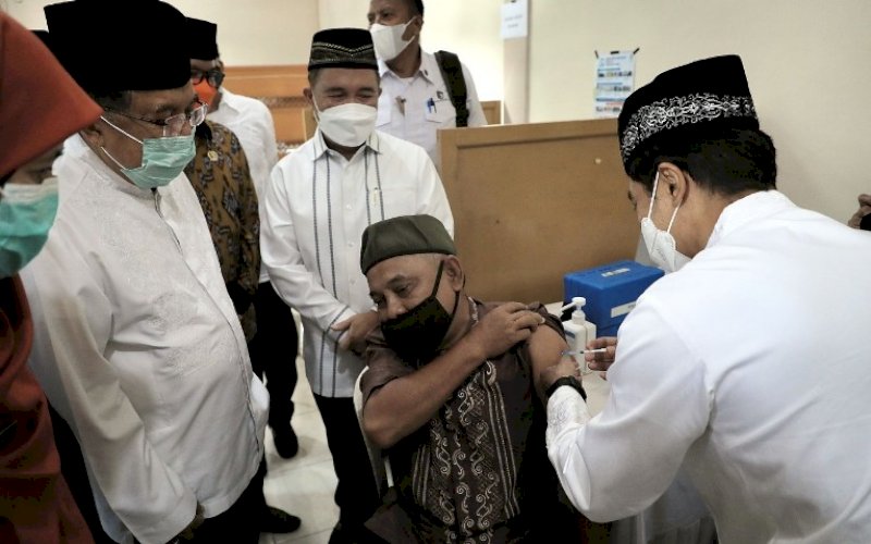 VAKSINASI. Ketua DMI, Jusuf Kalla (JK), memantau program vaksinasi Covid-19 di Masjid Jami Assa'adah, Kelurahan Sukmaja, Kecamatan Sukmajaya, Kota Depok, Jumat (9/4/2021). foto: humas dmi