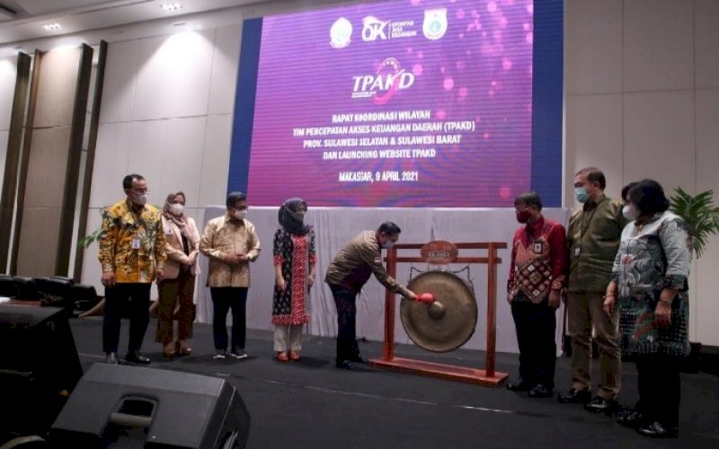 PEMBUKAAN. Sekda Provinsi Sulsel, Abdul Hayat Gani, memukul gong saat membuka Rapat Koordinasi Wilayah TPAKD Provinsi Sulsel dan Sulbar, yang dirangkaikan dengan Launching Website TPAKD, di Hotel Claro Makassar, Jumat (9/4/2021). foto: humas pemprov sulsel