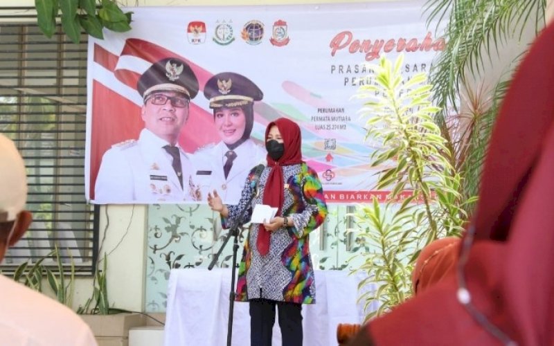 PENYERAHAN PSU. Wakil Wali Kota Makassar, Fatmawati Rusdi, menghadiri penyerahan PSU perumahan dari pengembang ke Pemkot Makassar di Kompleks Perumahan Permata Mutiara Jalan Dg Tata Makassar, Jumat (9/4/2021). foto: humas pemkot makassar
