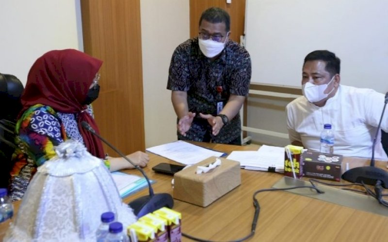 MELAPOR. Direktur Utama PDAM Kota Makassar Hamzah Ahmad (kanan) di hadapan Wakil Wali Kota Makassar Fatmawati Rusdi melaporkan kinerja di Balai Kota Makassar, Jumat (9/4/2021). foto: humas pemkot makassar