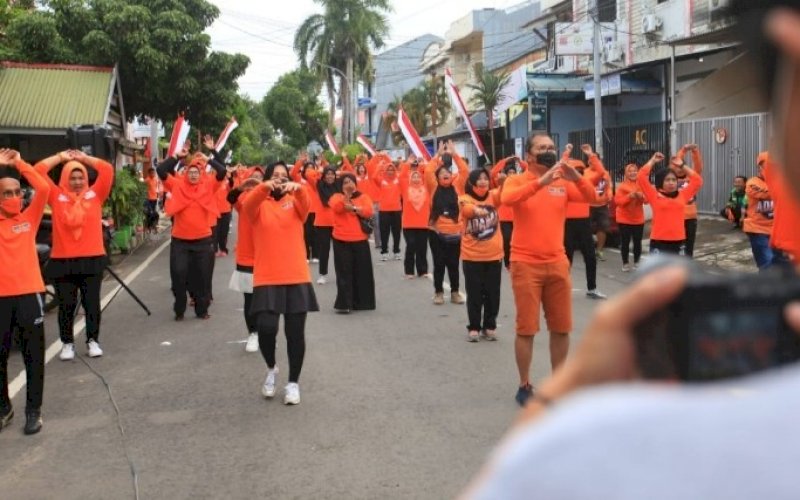 SENAM BERSAMA. Wali Kota Makassar Moh Ramdhan Pomanto dan Wakil Wali Kota Makassar Fatmawaty Rusdi mengikuti kegiatan Sabtu Ceria yang dikemas dalam senam pagi bersama warga Jl Serigala, Kecamatan Mamajang Kota Makassar, Sabtu (10/4/2021). foto: humas pemkot makassar