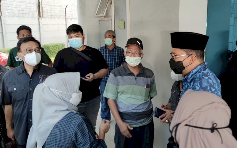 MELAYAT. Wali Kota Makassar Moh Ramdhan Pomanto saat melayat atas meninggalnya mantan Sekda Provinsi Sulsel Abdul Latif di Primaya Hospital Makassar (eks Rumah Sakit Awal Bros Makassar), Minggu (11/4/2021). foto: humas pemkot makassar