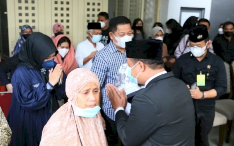 MELAYAT. Wakil Wali Kota Makassar Fatmawati Rusdi bersama suaminya Rusdi Masse melayat ke rumah duka mantan Sekda Provinsi Sulsel Abdul Latif yang meninggal dunia, Minggu (11/4/2021). foto: humas pemkot makassar