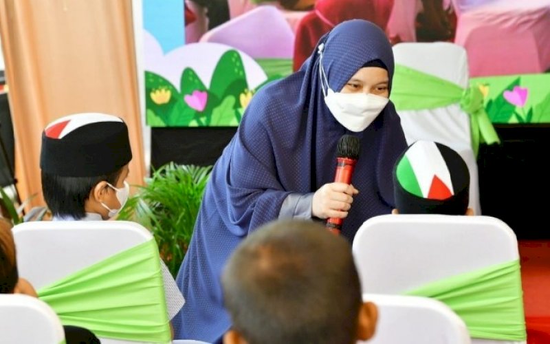 MENYAPA. Istri Andi Amran Sulaiman, Naoemi Octarina, menyapa salah satu peserta Kajian Online Anak di Rumah Jabatan Wakil Gubernur Sulsel serta adapula sekitar 112 peserta yang mengikuti virtual melalui Zoom, Minggu (11/4/2021). foto: humas pemprov sulsel