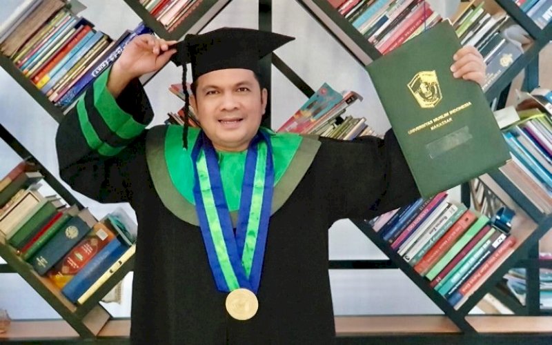 WISUDA. dr Wachyudi Muchsin SH MKes wisuda Magister Kesehatan Pascasarjana (S2) UMI Makassar, Minggu (11/4/2021). foto: istimewa