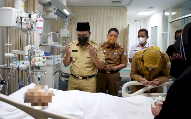 MELAYAT. Wali Kota Makassar Moh Ramdhan Pomanto melayat atas meninggalnya mantan Wali Kota Makassar A Malik B Masry di RS Siloam Hospital untuk melayat memberikan penghormatan terakhir, Senin (12/4/2021). foto: humas pemkot makassar