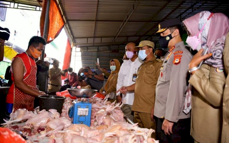 PANTAU PASAR. Plt Gubernur Sulsel, Andi Sudirman Sulaiman, melakukan peninjauan lapangan bahan pokok di pasar tradisional, Pasar Terong Makassar, Senin (12/4/2021). foto: humas pemprov sulsel